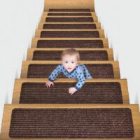 Tapis d’escalier marron à rayures auto-adhésif