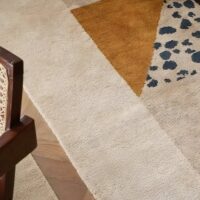 Tapis en laine forme droite et irrégulière motifs abstraits sobres PUXU