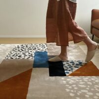 Tapis en laine forme droite et irrégulière motifs abstraits sobres PUXU