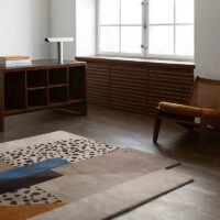 Tapis en laine forme droite et irrégulière motifs abstraits sobres PUXU
