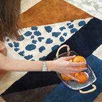 Tapis en laine forme droite et irrégulière motifs abstraits sobres PUXU