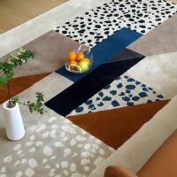 Tapis en laine forme droite et irrégulière motifs abstraits sobres PUXU
