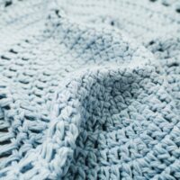 Tapis en laine synthétique tricoté rond avec pompons de décoration KRICHI