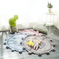 Tapis en laine synthétique tricoté rond avec pompons de décoration KRICHI