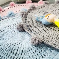 Tapis en laine synthétique tricoté rond avec pompons de décoration KRICHI