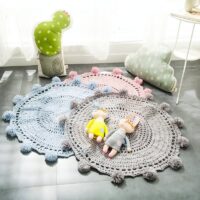 Tapis en laine synthétique tricoté rond avec pompons de décoration KRICHI