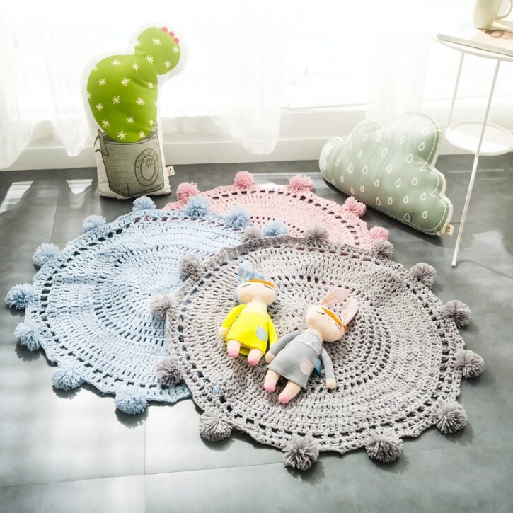 Tapis en laine synthétique tricoté rond avec pompons de décoration KRICHI