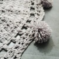 Tapis en laine synthétique tricoté rond avec pompons de décoration KRICHI