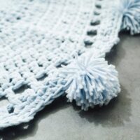 Tapis en laine synthétique tricoté rond avec pompons de décoration KRICHI