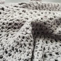 Tapis en laine synthétique tricoté rond avec pompons de décoration KRICHI