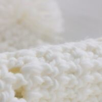 Tapis en laine synthétique tricoté rond avec pompons de décoration KRICHI