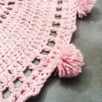 Tapis en laine synthétique tricoté rond avec pompons de décoration KRICHI