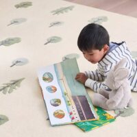 Tapis enfant chambre confortable pour jeu beige avec motifs arbres PUXU