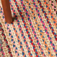 Tapis jonc de mer et jute coloré multicolore de décoration bohème chic avec froufrous