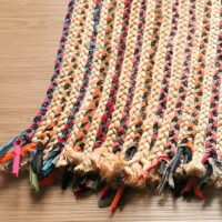 Tapis jonc de mer et jute coloré multicolore de décoration bohème chic avec froufrous