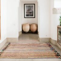 Tapis jonc de mer et jute coloré multicolore de décoration bohème chic avec froufrous