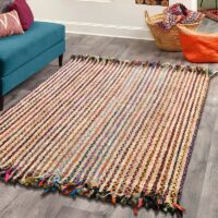 Tapis jonc de mer et jute coloré multicolore de décoration bohème chic avec froufrous