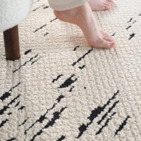 Tapis marocain beige et noir poils épais décoration style contemporaine CARPETIO