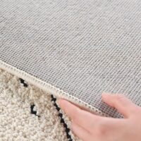 Tapis marocain beige et noir poils épais décoration style contemporaine CARPETIO