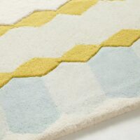 Tapis marocain en laine beige avec formes géométriques jaunes et bleues PUXU