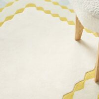 Tapis marocain en laine beige avec formes géométriques jaunes et bleues PUXU