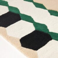 Tapis marocain en laine beige avec formes géométriques vertes noires et blanches PUXU