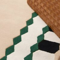 Tapis marocain en laine beige avec formes géométriques vertes noires et blanches PUXU