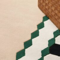 Tapis marocain en laine beige avec formes géométriques vertes noires et blanches PUXU