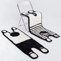 Tapis noir et blanc personnage allongé abstrait et tendance CRIORI
