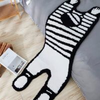 Tapis noir et blanc personnage allongé abstrait et tendance CRIORI