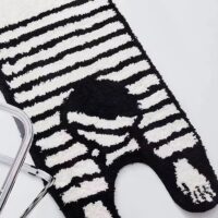 Tapis noir et blanc personnage allongé abstrait et tendance CRIORI