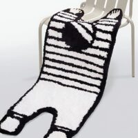 Tapis noir et blanc personnage allongé abstrait et tendance CRIORI