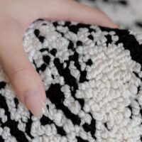 Tapis noir et blanc poils épais style contemporain CARPETIO