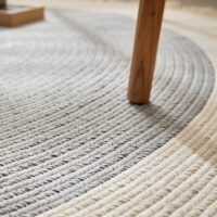 Tapis rond gris et beige avec pompons en coton et lin ETNA