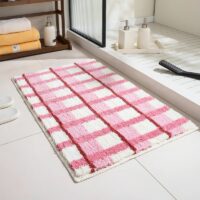 Tapis rose de décoration ou de bain à carreaux avec touche de blanc