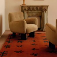 Tapis terracotta avec motifs fleurs abstraites style berbère ARTO DESIGN