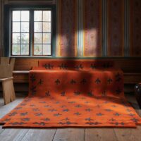 Tapis terracotta avec motifs fleurs abstraites style berbère ARTO DESIGN