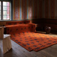 Tapis terracotta avec motifs fleurs abstraites style berbère ARTO DESIGN