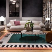 Tapis vert moderne design tendance et abstrait pour salon avec bords roses ARTO DESIGN