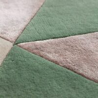 Tapis vert rose et beige motifs géométriques en perspective PUXU