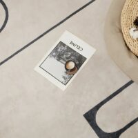 Tapis vintage beige avec motifs géométriques noirs de décoration GILLES